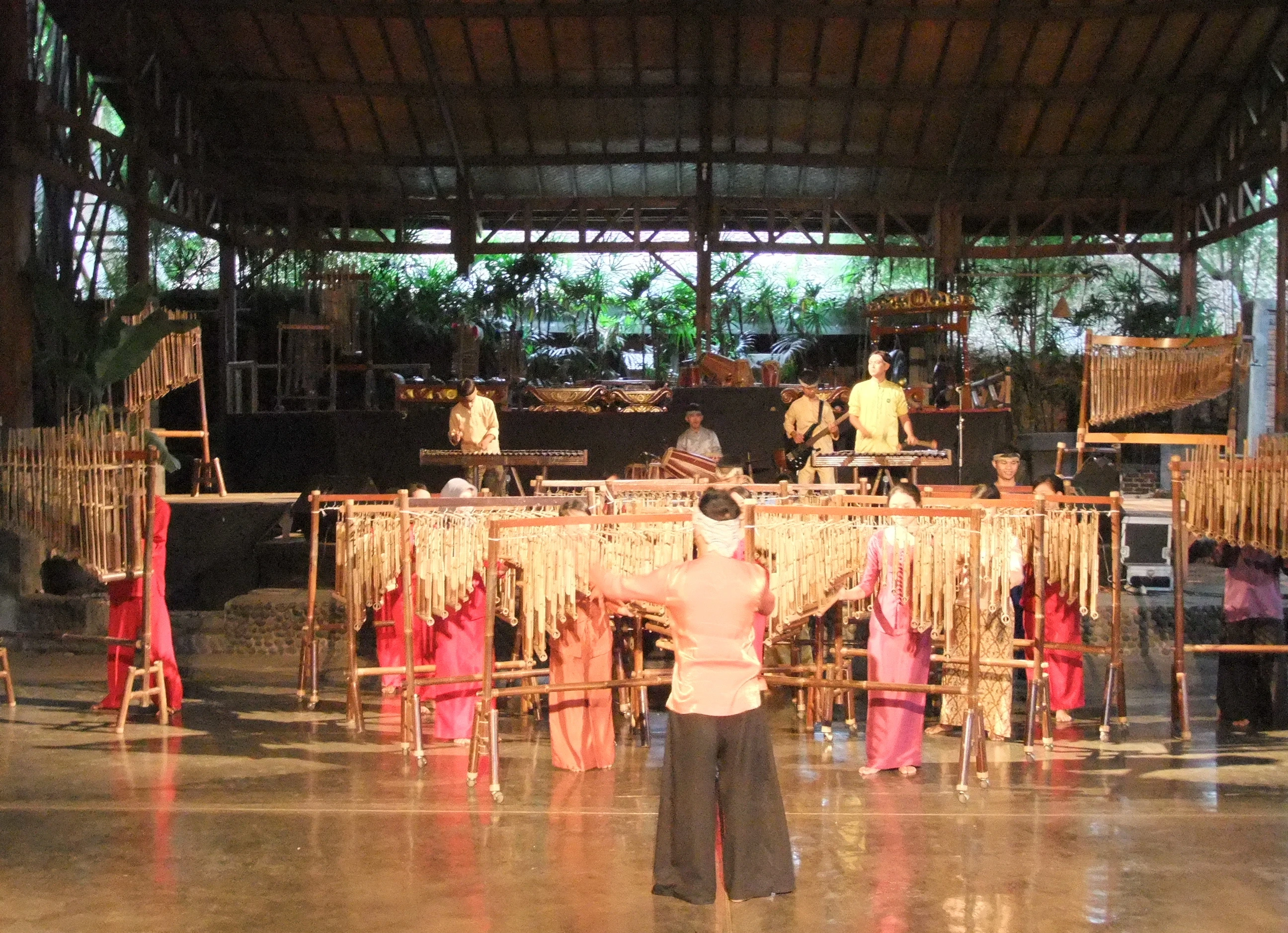 Sewa motor ke Saung Angklung Udjo
