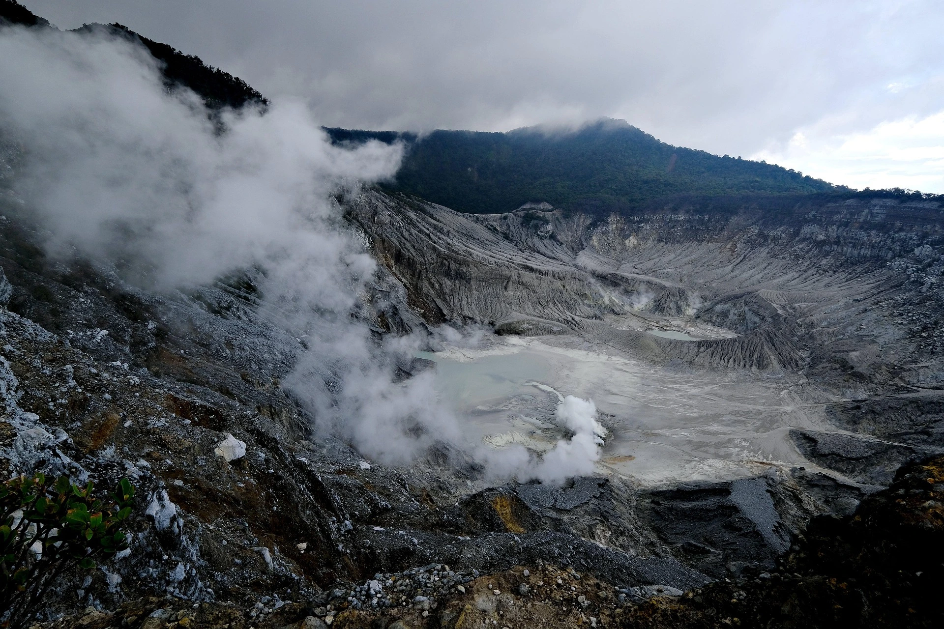 Sewa motor ke Gunung Tangkuban Perahu